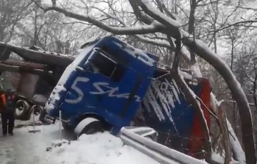 Un TIR înmatriculat în Constanța s-a răsturnat în județul Iași